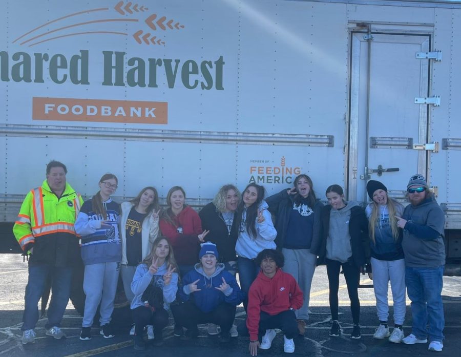 Coaches+and+members+of+the+softball+team+volunteered+at+the+Shared+Harvest+Foodbank+in+February.++